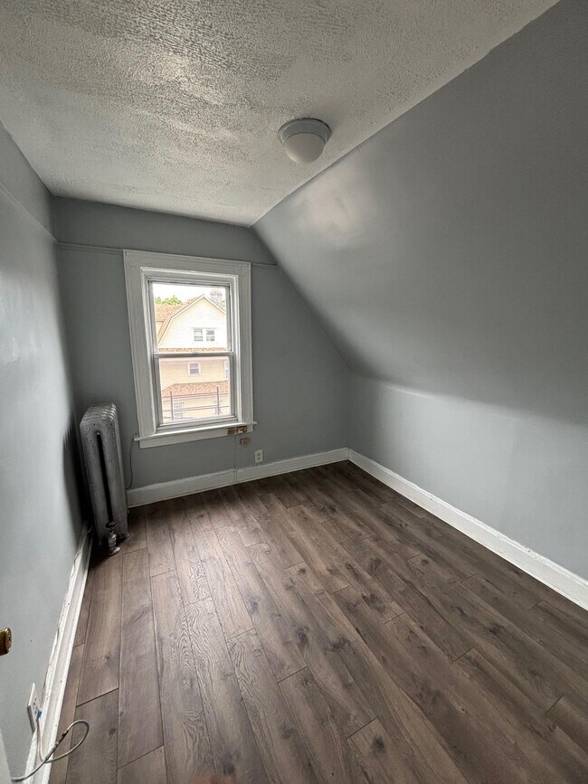 Building Photo - 624 E 26th St