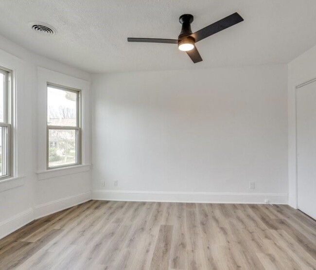 master bedroom, features large closet - 3317 W 41st St