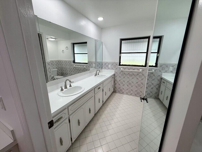 Building Photo - 465 SE Naranja Ave