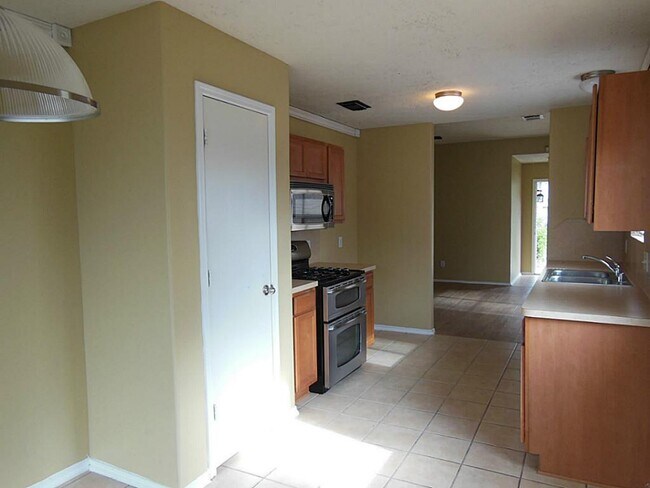 Building Photo - 1402 Sycamore Leaf Way