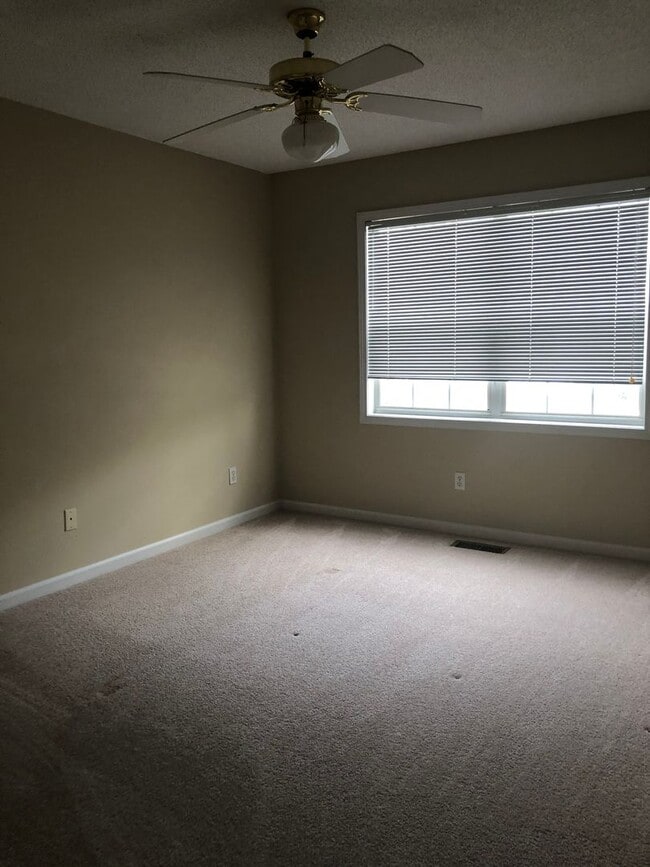 Building Photo - Foxhill Commons!!  NEW CARPET..