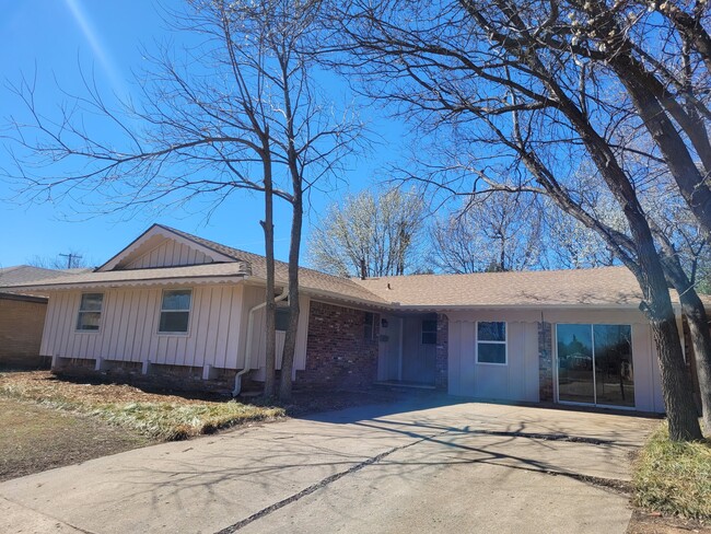 Building Photo - 400 Rosewood Dr