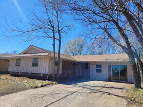 Building Photo - 400 Rosewood Dr