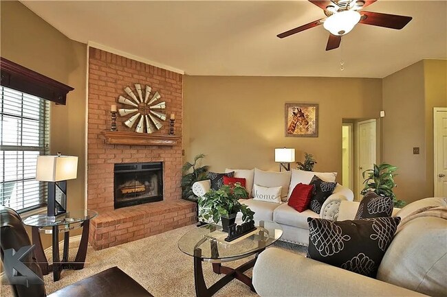 Building Photo - Cute 3-bedroom, 2-bath home