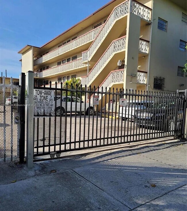 Building Photo - 1220 SW 5th St