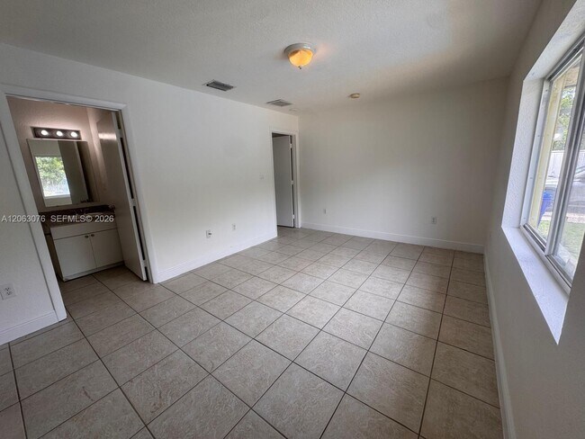 Building Photo - 3342 NW 9th Ave