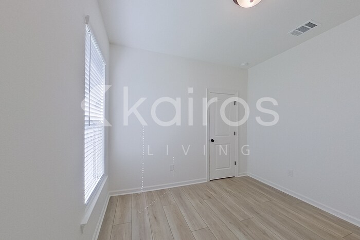 Building Photo - 121 Rainfall Ln