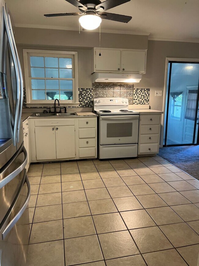 Building Photo - Beautiful Ranch Home In Raleigh, Available...