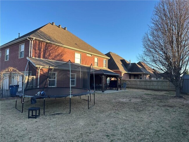 Building Photo - 4500 SW Swinton Dr