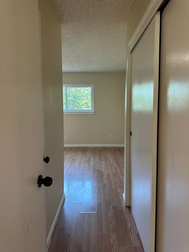 Building Photo - 4 Bdrm 2 Bath located in Elk Grove Unifed School District
