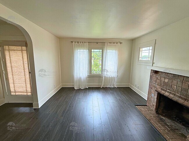 Building Photo - 304 N Rios Ave