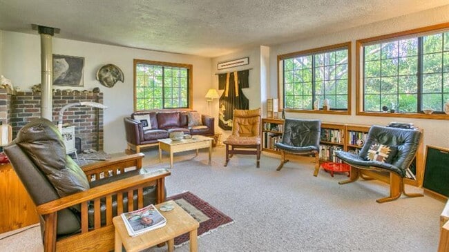 Building Photo - Serene 3 bed/2 bath home in beautiful garden setting | Available June