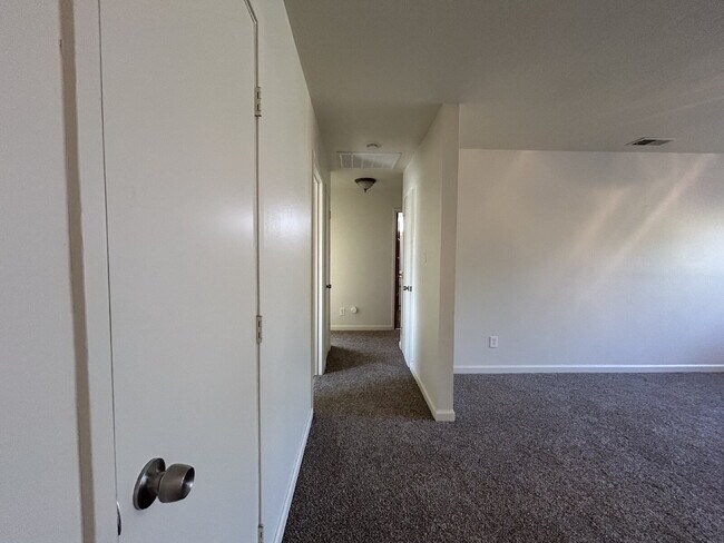 Building Photo - Refreshed 4bed 2bath in Roseville