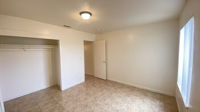 Building Photo - 3052 W Pontiac Way