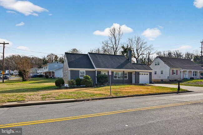 Building Photo - 2403 Kingsway Rd