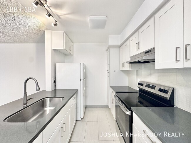 Building Photo - 1603 N Poinsettia Pl