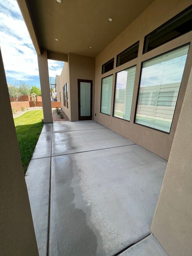 Building Photo - Beautiful 4 Bedroom, 4 Bathroom Home in The Dunes at Sand Hollow Resort