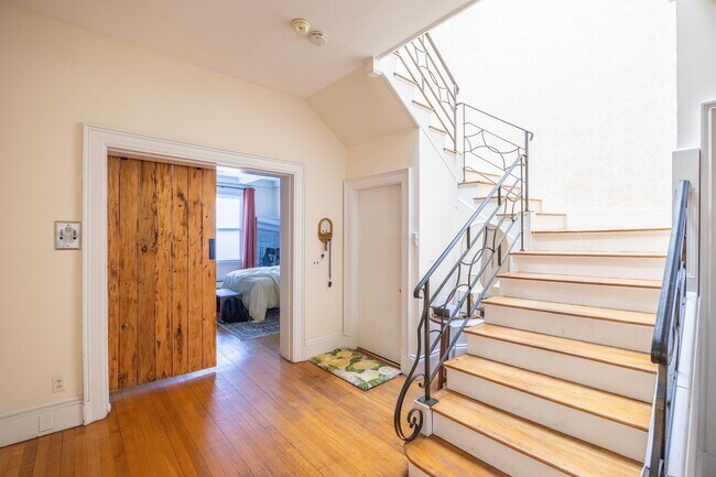 Building Photo - 1712 Beacon St