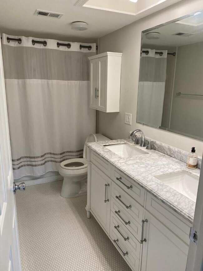 Building Photo - 7550 Sunshine Skyway Ln S