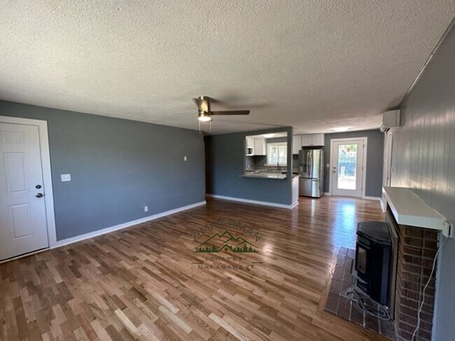 Building Photo - Fully remodeled 3-bedroom 1 bath home!