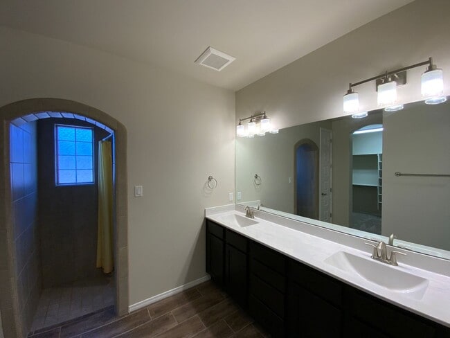 Building Photo - 4 Bedroom Single Story Home Available Near...