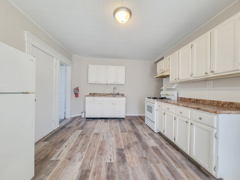 Building Photo - 644 Van Buren St NE