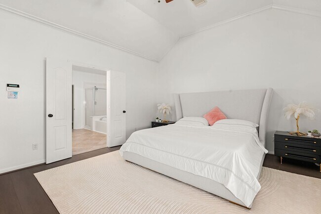 Building Photo - 14910 Lake Woodbridge Ct