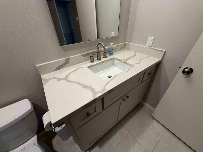 Building Photo - Fabulous Campus Commons 3 Bedroom