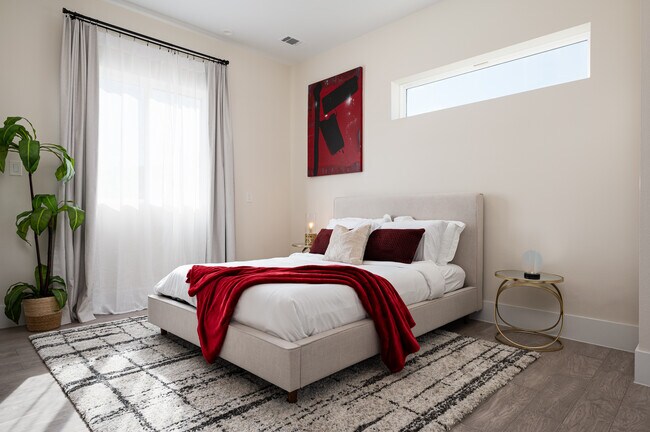 Building Photo - 913 Thompson St