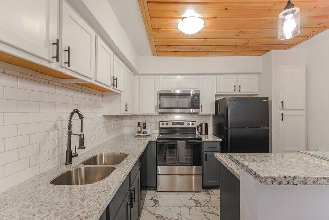Building Photo - 16800 Sugar Pine Dr