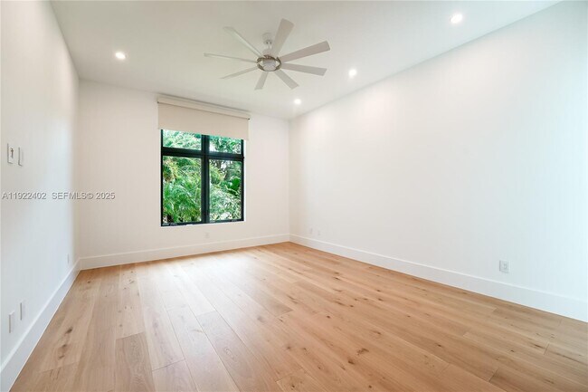 Building Photo - 333 NE Spanish Ct