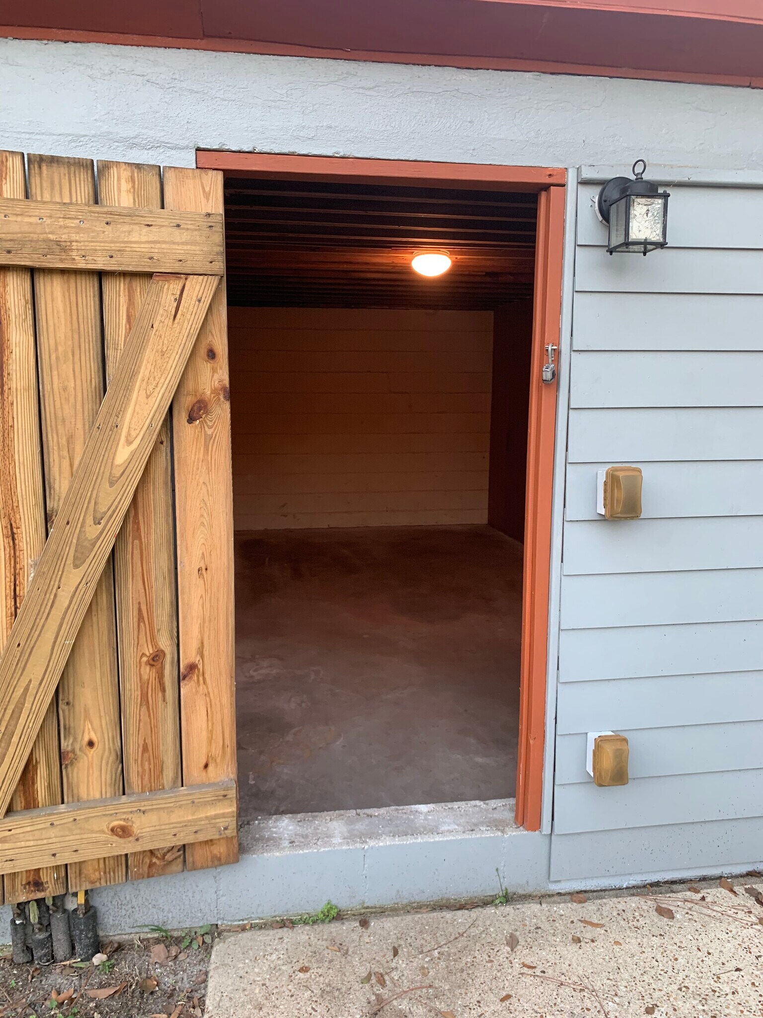 storage - 2554 Ernest St