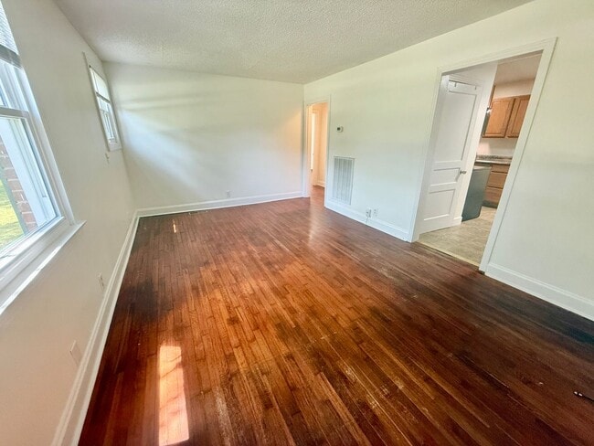 Building Photo - 902 Gibson Dr