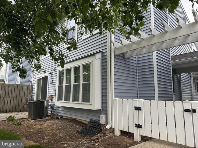 Building Photo - 35 Almond Dr