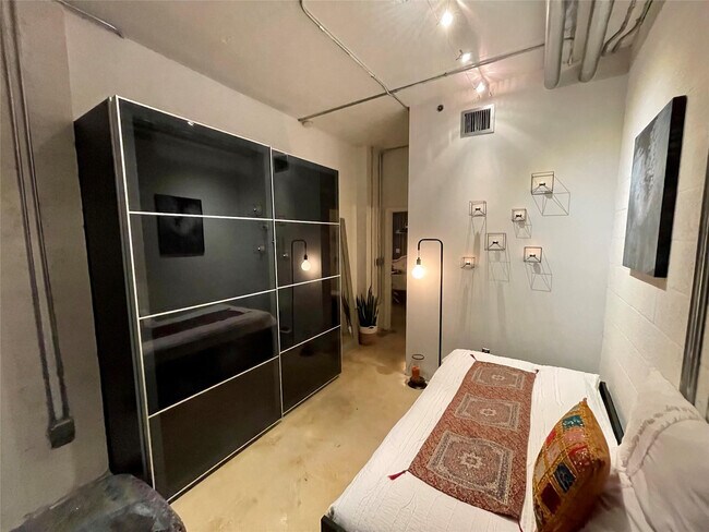 Building Photo - 444 N E St