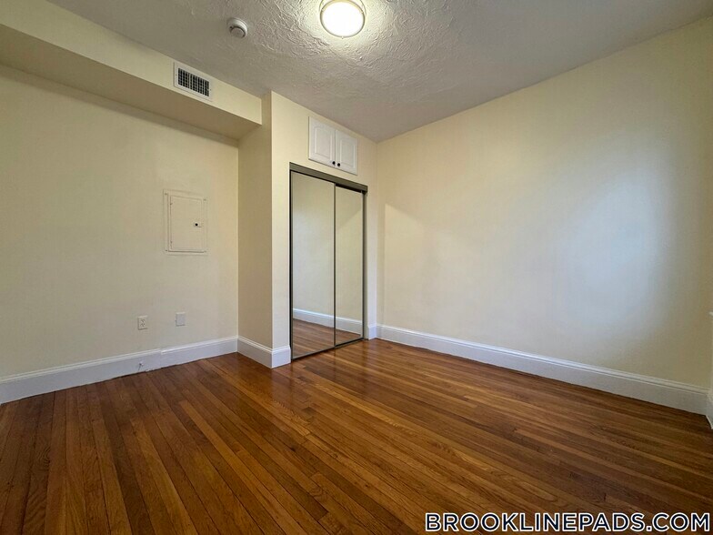 Building Photo - 73 Thatcher St