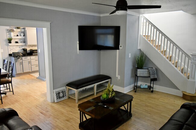 Building Photo - 838 E Washington St