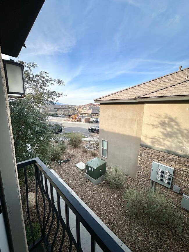 Building Photo - Desert Hills Gem!