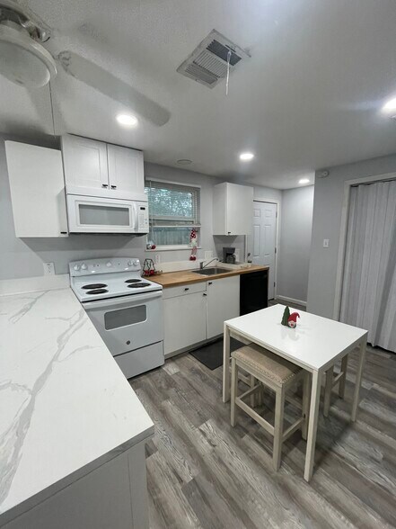 Building Photo - 208 E Magnolia St