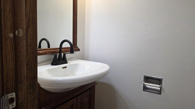 Building Photo - "3-Bed Townhouse with 1.5 Baths in Appleton!