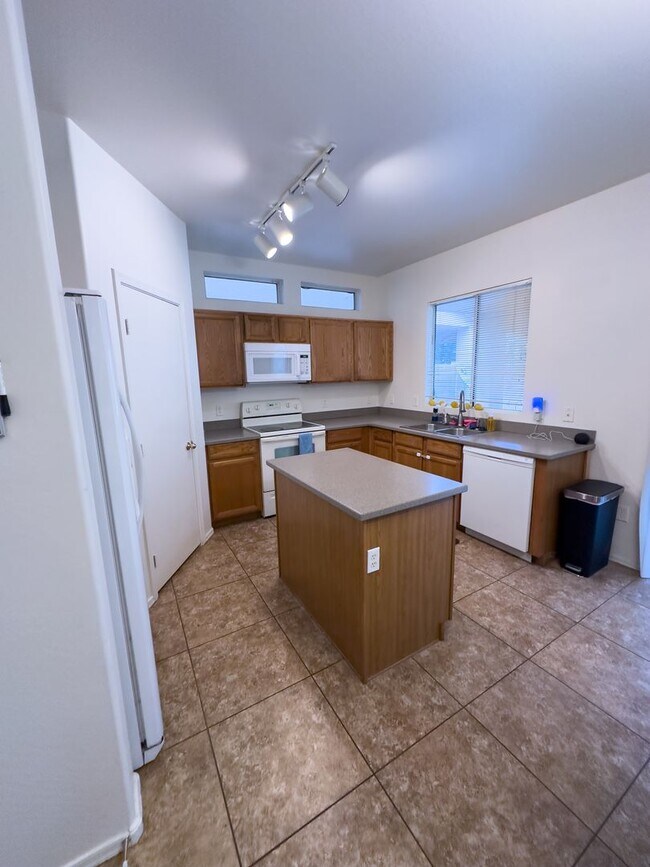 Building Photo - 3 bedroom 2 ba home in Gilbert!