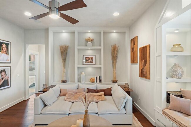 Building Photo - 1002 Meriden Ln