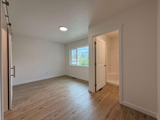 Building Photo - 3925 E 32nd Ave