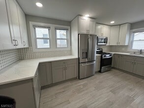 Building Photo - 20 Van Dyke Pl