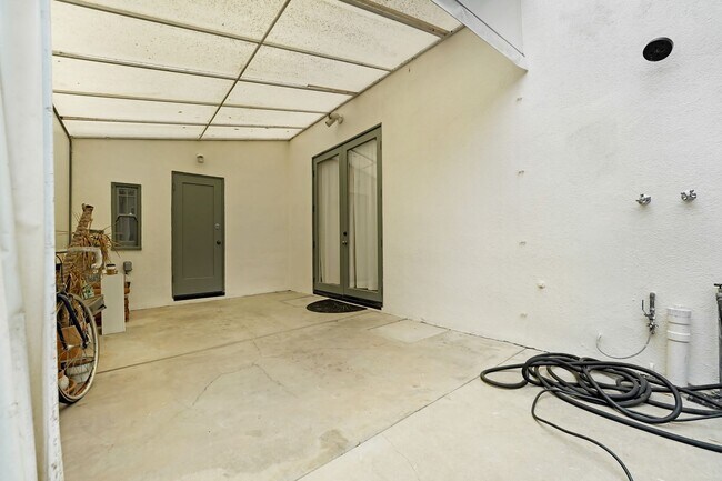 Building Photo - Spanish Style Venice Bungalow