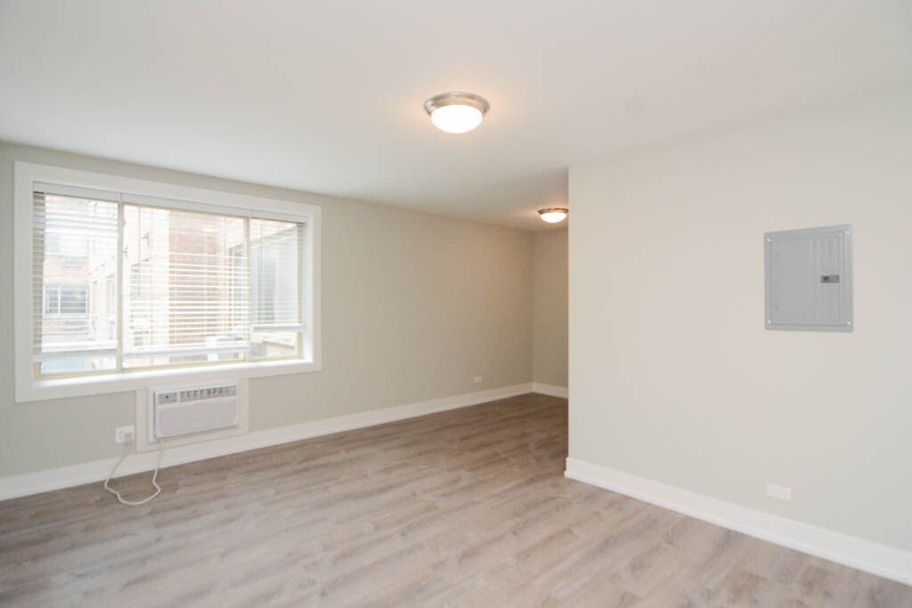 Building Photo - 447 W Surf St