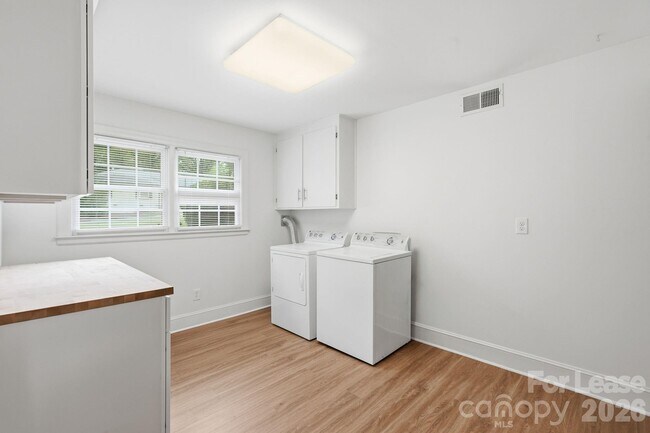 Building Photo - 926 Shady Bluff Dr