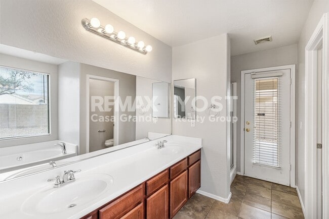 Building Photo - Open Concept living with tons of living space!