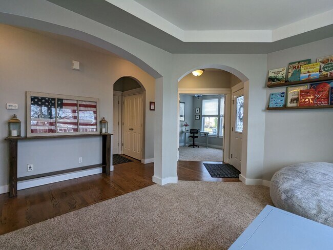 Building Photo - Large 3BD plus bonus rm and den
