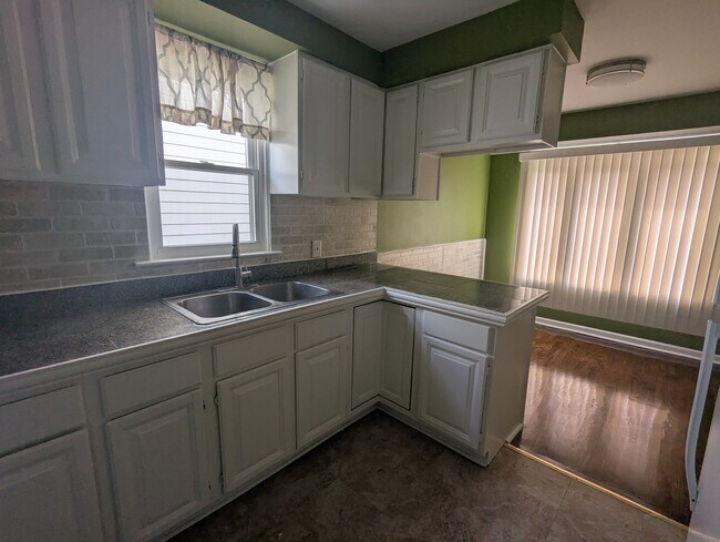 Kitchen - 18407 Lennane